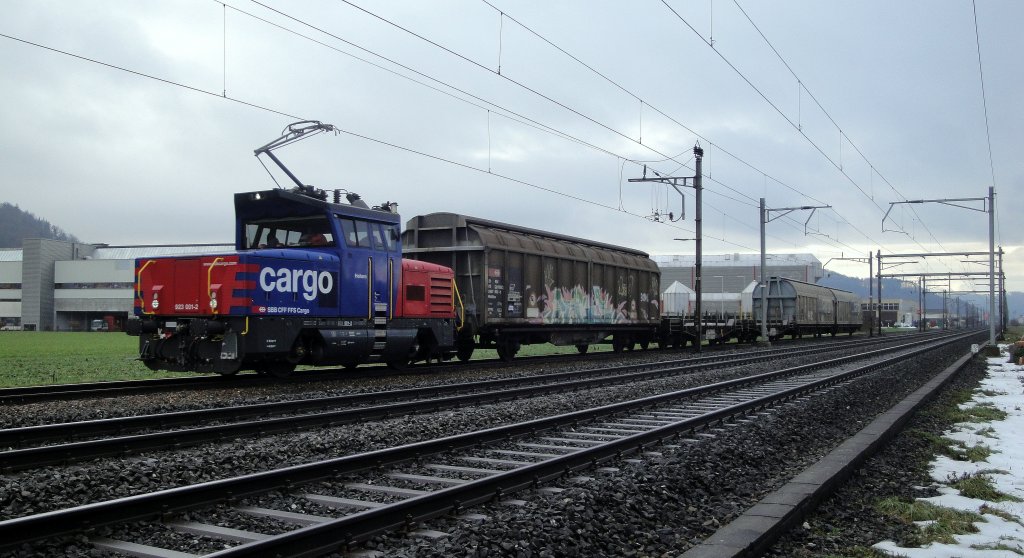 Die Eem 923 001-2  Heitern  ttigt am 21.12.12 das Abholmanver von Brittnau-Wikon und ist seit kurzem elektrisch unterwegs.