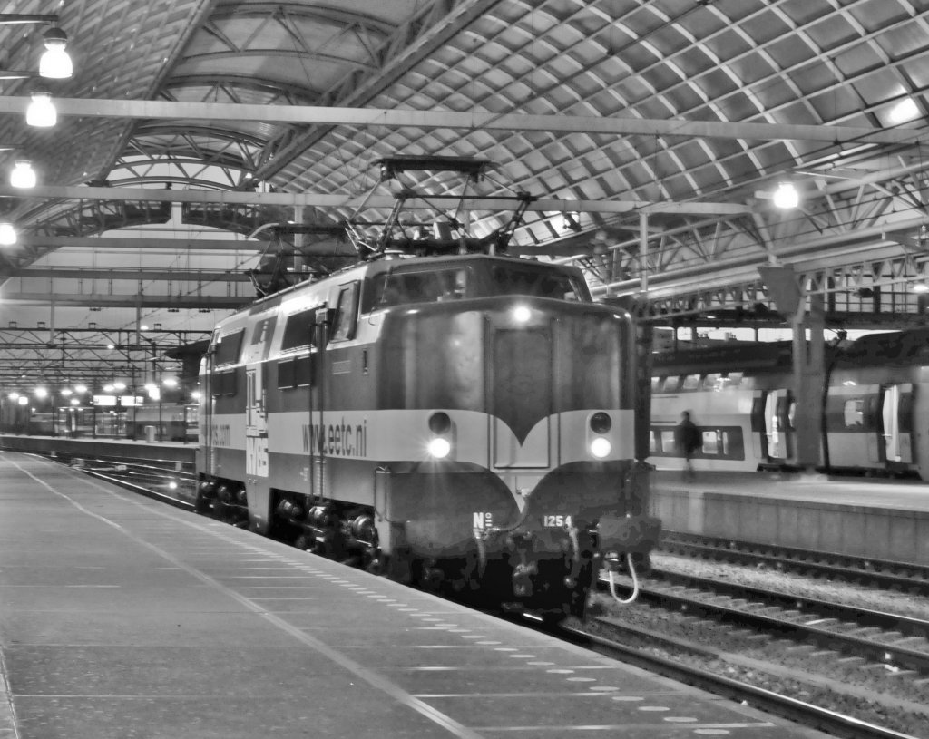 Die EETC 1254 bei Durchfahrt von Amsterdam CS am11.03 2011.