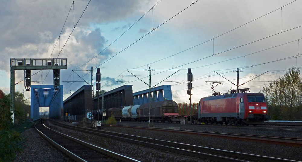 Die EG 3103 am 27.10.2012 mit einem gemischten Gterzug bei den hamburger Sderelbbrcken.