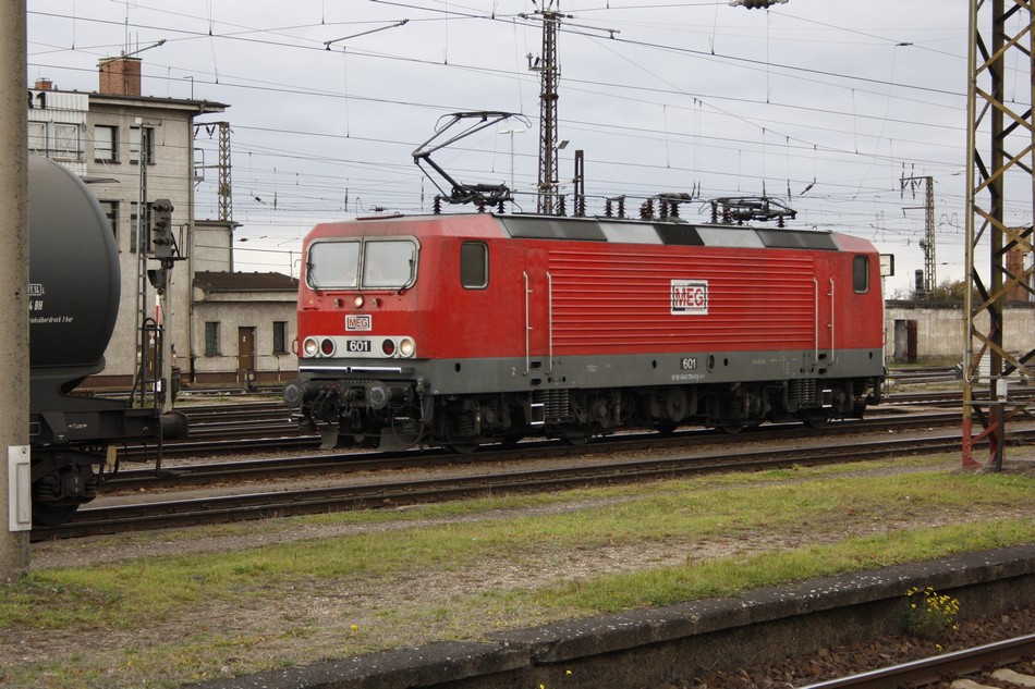 Die ehemalige 143 179-0 gehrt heute zur MEG und hrt nun auf die Nr. 106. Beim Umsetzen im Bahnhof Grokorbetha, am 04.11.2010.
