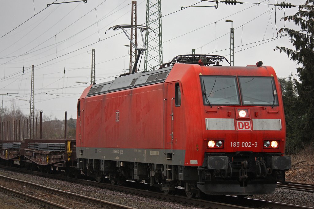 Die ehemalige Bombadier Werbelok,die 185 002,fuhr am 14.2.12 mit einem Stahlplattenzug durch Ratingen-Lintorf.