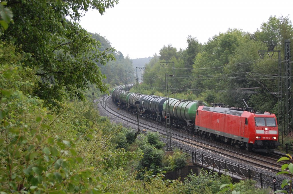 Die ehemalige Bombardie-Werbelok 185 002-3 mit dem CR 63890 Kassel Bettenhausen - Holthausen am 4.8.2010 kurz hinter dem Bahnhof Altenbeken.