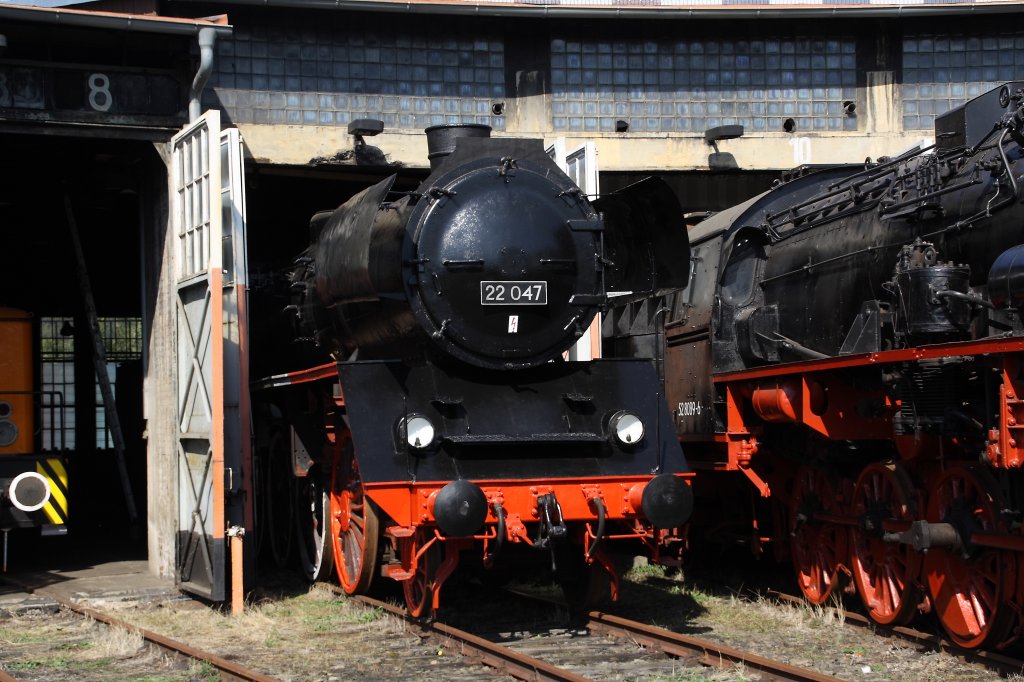 Die ehemalige Heizlok 22 047, besser gesagt ihr Torso, am 16.09.2012 im Bw Falkenberg Oberer Bahnhof. Das Gel�nde dient nur zur Aufbewahrung von Fahrzeugen und ist nur an wenigen Tagen im Jahr zug�nglich. 

