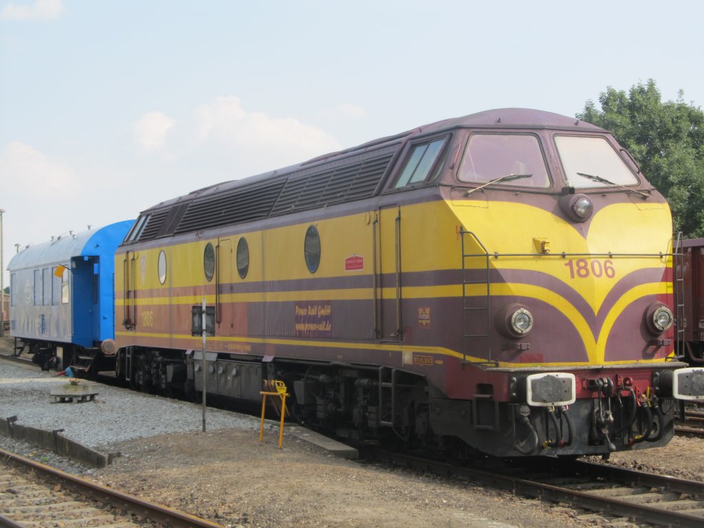 Die ehemalige Lok 1806 (Baureihe 1800) der CFL (Luxemburgische Staatsbahn) mit Mannschaftswagen am 25.07.13 im Bahnhof Egeln 