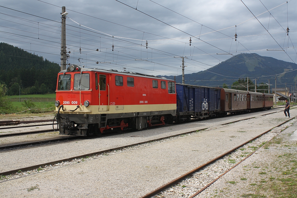 Die ehemalige BB, nunmehrige NVOG 2095 009 ist am 25.August 2012 mit dem R6809  Gemeindealpe  im Bf. Mariazell angekommen.