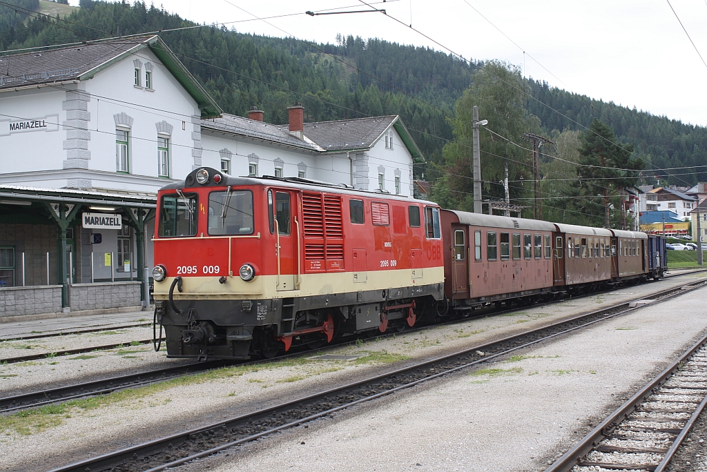 Die ehemalige BB, nunmehrige NVOG 2095 009 mit dem R6808  Gemeindealpe  am 25.August 2012 im Bf. Mariazell.
