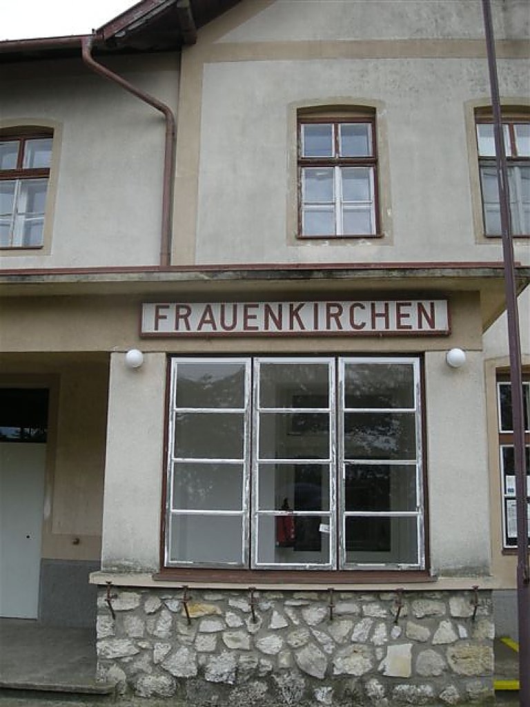 Die ehemalige Schalterhalle des Bahnhofs Frauenkirchen am 13.8.2011
