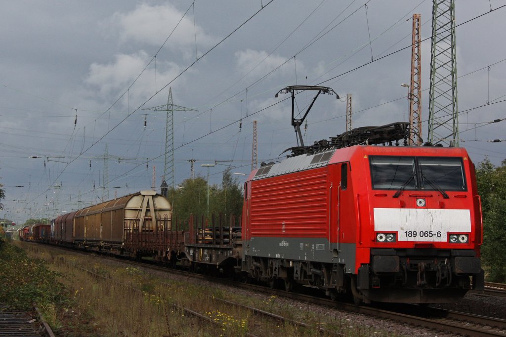 Die ehemalige Tulpenlok,die 189 065,fuhr am 8.10.11 mit einem gemischten G�terzug durch Ratingen-Lintorf.