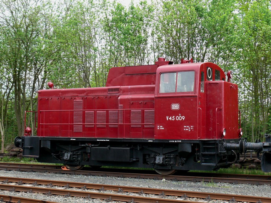 Die ehemalige V45 009 der DB (ab 1968 als 245 009 bezeichnet) steht als Museumslok im DDM.
Die Baureihe V45 wurde 1956 bei SACM in Frankreich gebaut und an die damals noch selbststndigen Eisenbahnen des Saarlandes (EdS) geliefert. Mit der Wiedereingliederung des Saarlandes 1957 kamen die Loks mit den EdS zur DB. Sie waren fr den leichten Verschiebedienst vorgesehen und wurden spter vorwiegend in Ausbesserungswerken eingesetzt. Am 20. Dezember 1980 wurde mit 245 004 die letzte Lok der Baureihe 245 ausgemustert.

23.05.2010 Neuenmarkt-Wirsberg DDM
