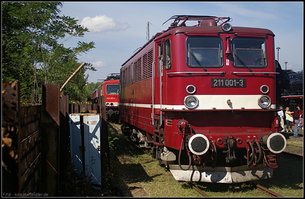 Die ehemalige Versuchslok des LEW Hennigsdorf 211 001-3 zu Gast beim Bw-Fest (ex Traditionslok DR, VM Dresden, 7. Berliner Eisenbahnfest, Bw Sch�neweide 12.09.2010)