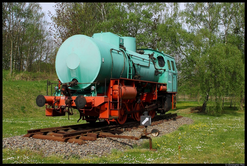 Die ehemalige Werklok 2 des Eilenburger Chemiewerkes (1987 im RAW Meiningen gebaut) erinnert als Denkmal an den frher bedeutsamen Betrieb und dessen Werkbahn. (Eilenburg, 30.04.2012)