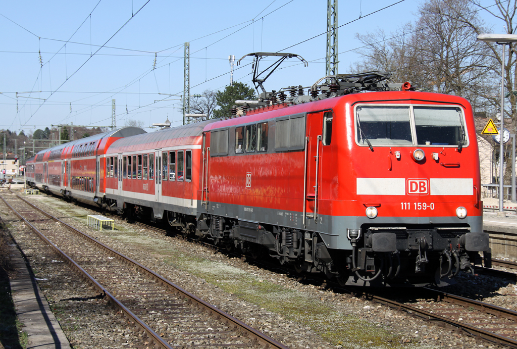 Die ehemals Klner 111 159-0 bei der Abfahrt in Tutzing mit der RB von Mnchen nach Mittenwald am 15.04.2013