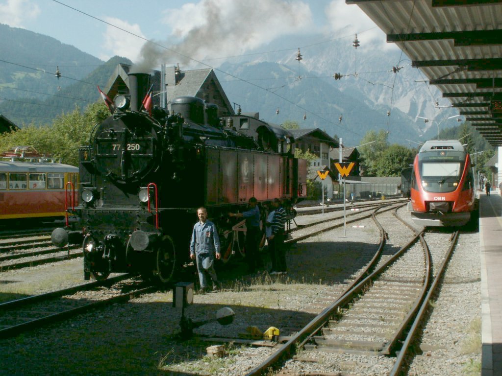 Die ehem. Schaaner Denkmalslok  der BB,77.250(1927)ex.BB 629.65 anlsslich einer Dampfextrafahrt in Schruns/Montafon.Rechts ein BB Talent nach Lindau am Bodensee.Schruns 19.09.10