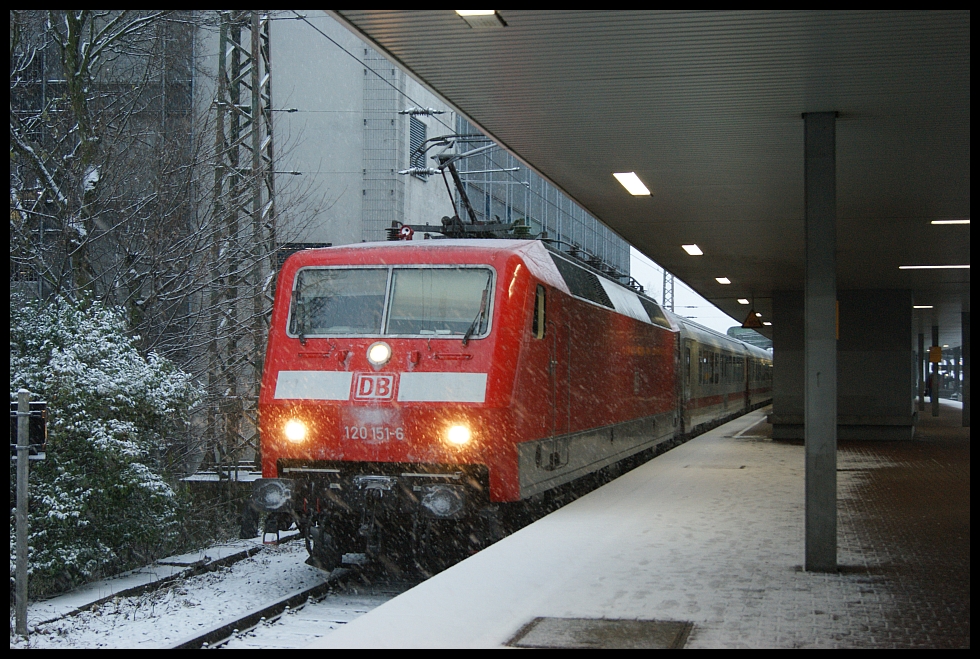 Die ehmalige ZDF Werbelok 120 151 verlsst mit 101 065 (?) im Sandwich und einem IC im Schneetreiben Duisburg Hbf am 29.11.2010