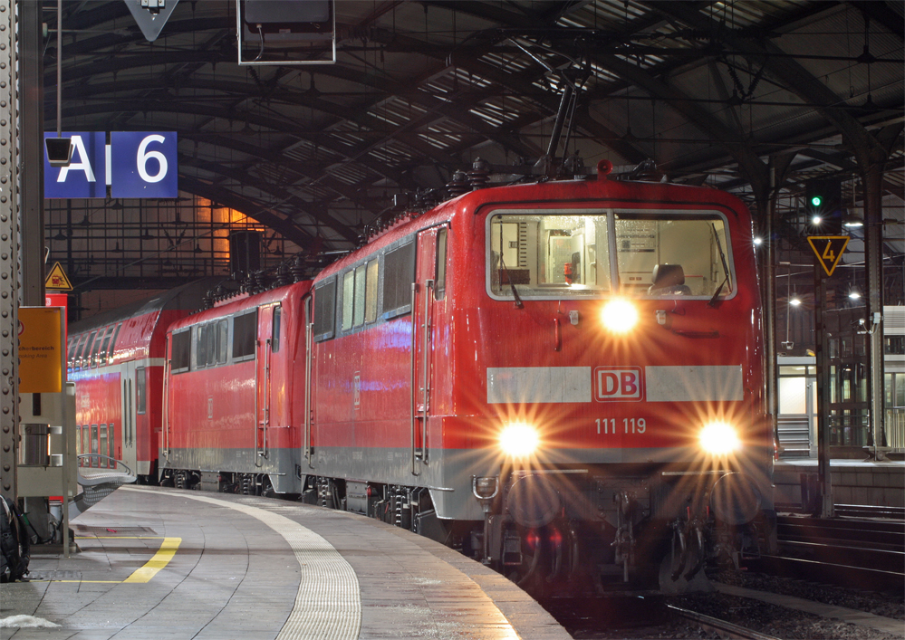 Die eigentliche Lok vom RE9 machte schlapp, so eilte 111 119 herbei und zog den RE9 samt defekter Lok nach Gieen, hier kurz vor der Abfahrt mit dem RE4879 in Aachen Hbf, 5.12.10