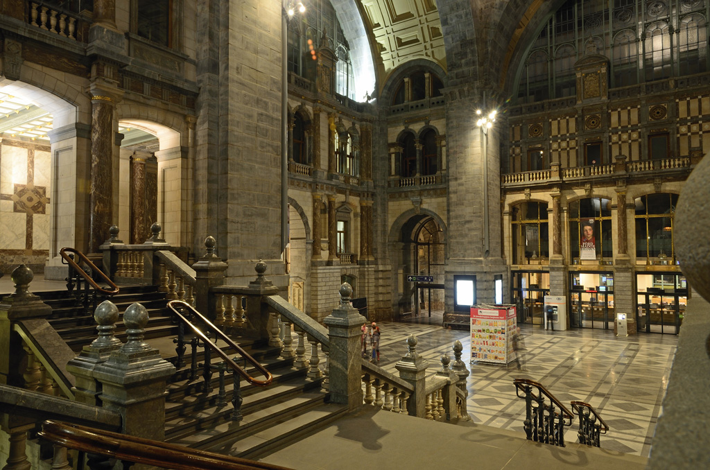 Die eindrucksvolle Bahnhofshalle von Antwerpen Centraal am Abend des 30.04.2012.