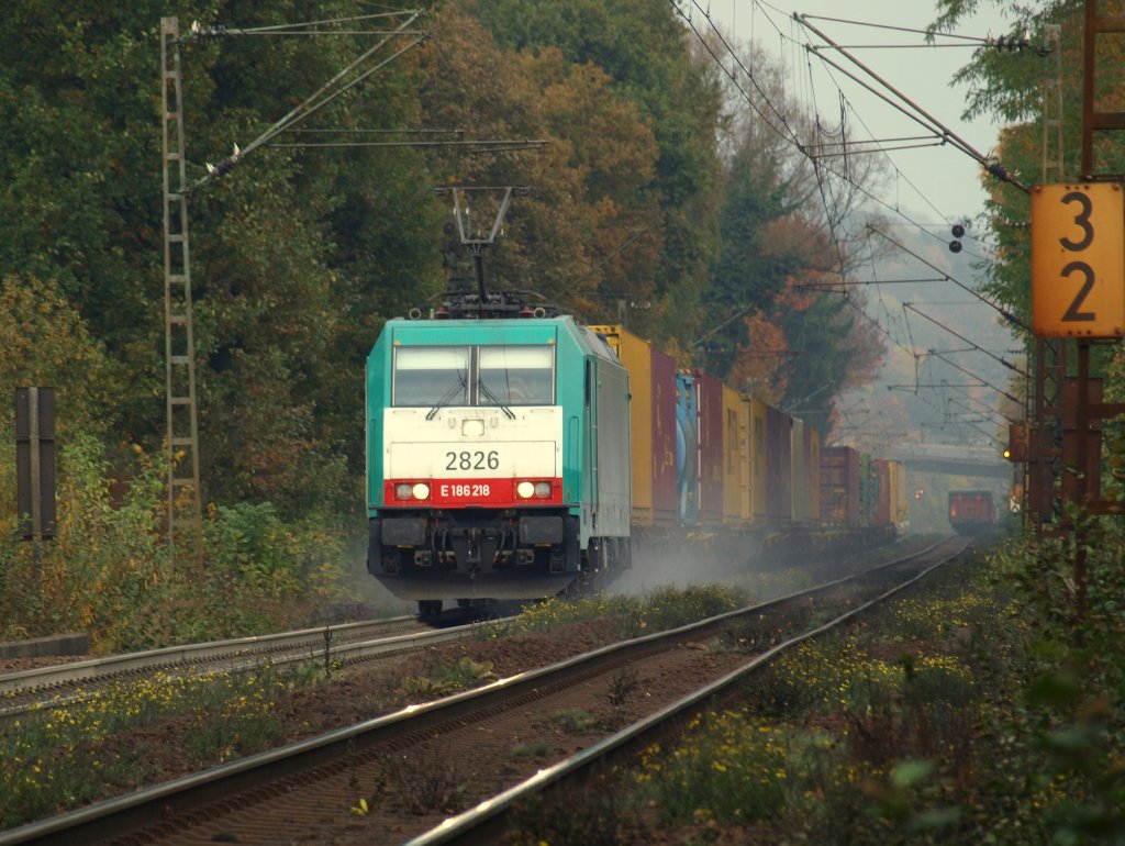 Die einen rauf, die anderen runter. Nach der begegnung mit einem talwrts fahrenden Zug zieht die Cobra 186 218 mit viel Sand vor den Rdern den schweren Containerzug die Rampe am Gemmenicher Weg in Aachen Richtung Belgien hoch. Man kann auf dem Bild gut erkennen wie sehr die Gleise auf dieser Strecke bei den hohen Gewichten und dichten Verkehr belastet werden und leiden.