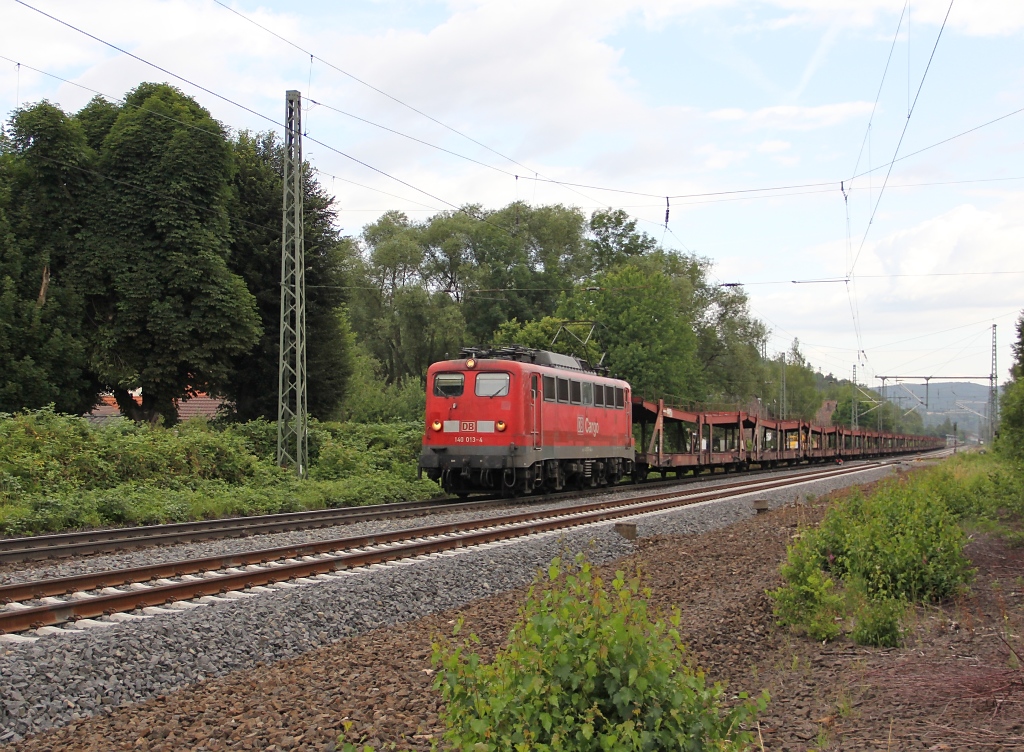 Die Einfachlampen - 140 013-4 kam am 07.07.2011 mit leeren Autotransportwagen in Richtung Sden am B Eltmannshausen/Oberhone vorbei.