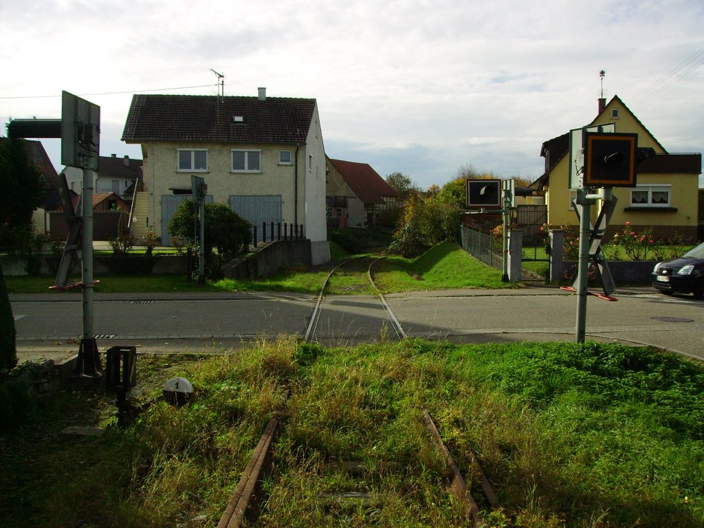 Die Einfahrt des ehemaligen WEG-Bahnhof Enzweihigen am 03.11.2011, im Vordergrund Weiche 1 und der Bahnbergang der Vaihinger Strae. Fehlt nurnoch das T04 pfeiffend um die Ecke biegt und sogleich den Bahnhof erreicht.