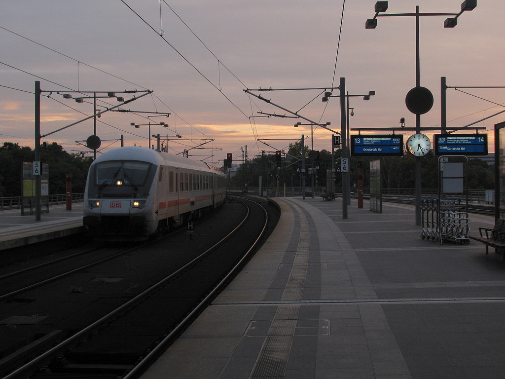 Die Einfahrt des IC 2131 nach Berlin Ostbahnhof wurde dann am 02.10. zusammen mit der Abendsonne auch noch abgewartet. Hier fhrt der Zug pnktlich ein.