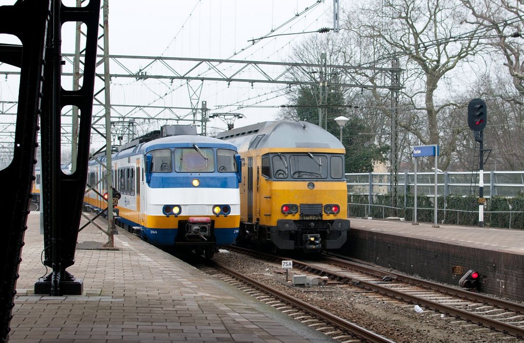 Die Einfahrt von Sprinter 2143 mit Regional von Den Haag und Ausfahrt von DD-AR mit Schnellzug nach Den Haag in Bf Haarlem am 01.03 2011