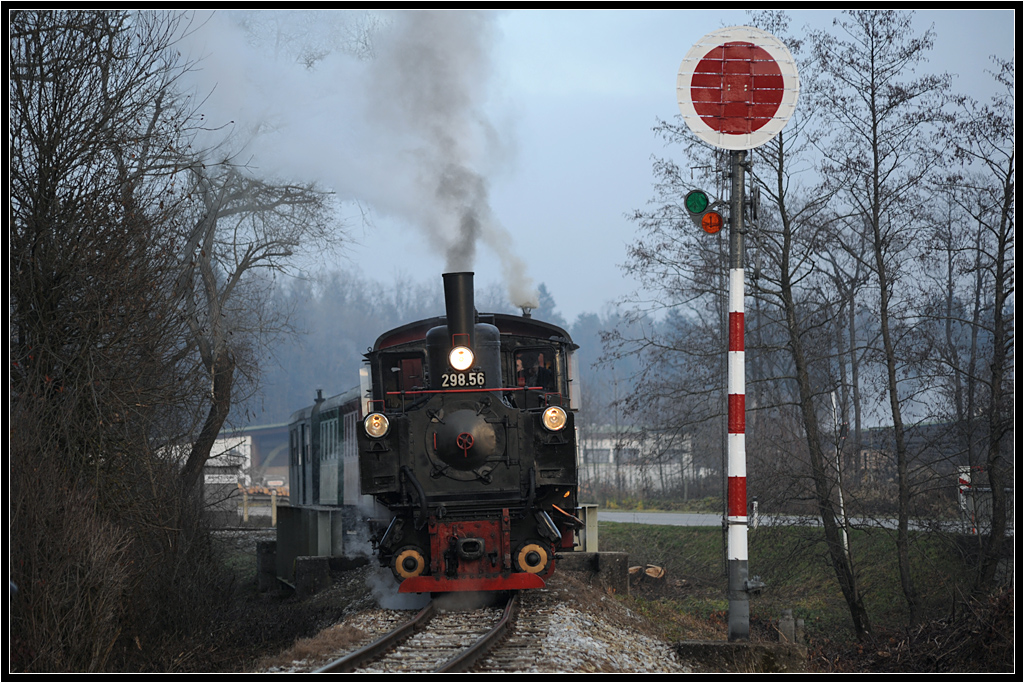 Die Einmndung in das Vierschienengleis wurde damals durch ein Distanzsignal gesichert, welches heute das letzte Signal seiner Art in sterreich ist, allerdings keine Funktion mehr erfllt. Die Stainzerbahn verluft heute, im Gegensatz zu frher, von Wohlsdorf bis Preding parallel zur GKB Strecke.  Dank Markus Mandl, dem heutigen Betriebsleiter der Stainerbahn, erstrahlt es seit ca. einer Woche wieder in neuem Glanz. (Wohlsdorf am 26.11.2012)