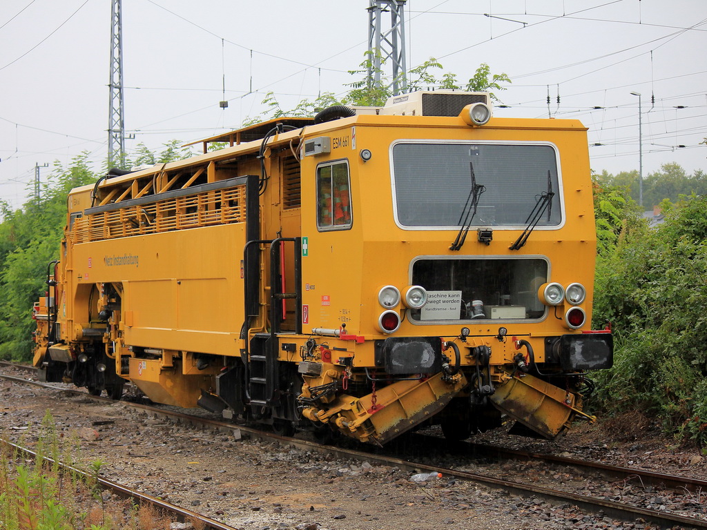 Die Einzelfehlerbeseitigungsmaschine ESM 661 der DB Netz Instandhaltung (97 43 52 001 17-2 Typ ESM - 08/275 Sprinter vom Hersteller Plasser & Theurer 1998/1115) am 24. August 2012 im Gterbahnhof Grnau