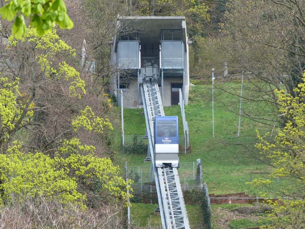 Die einzige Kabine der Schlossbergbahn in Freiburg berwindet die 73 Hhenmeter innerhalb von 3 Minuten. 18.4.2013, Freiburg