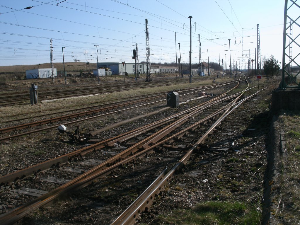 Die einzige Kreuzungsweiche von Bergen/Rgen wird noch genutzt und wird vom Weichenwrterstellwerk aus bedient.Aufnahme vom 04.April 2011.