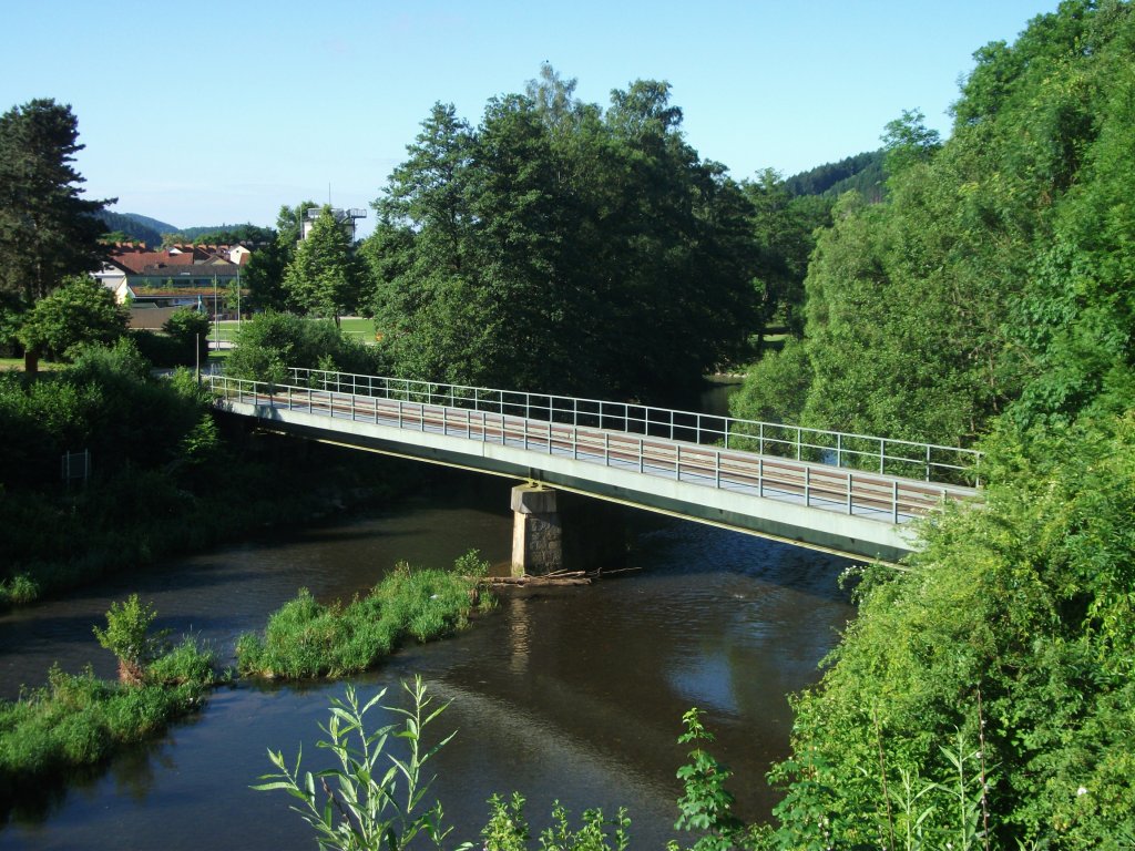 Die Eisenbahnbrcke der Rodachtalbahn (ex KBS 829) ber die Flsse Kronach und Halach im Kronacher Stadtgebiet. Die Aufnahme entstand am 22. Juni 2013. 