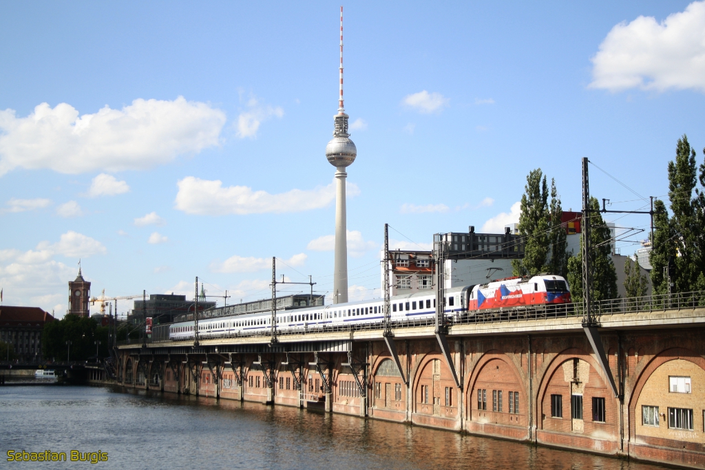 Die EM-Werbelok 5 370 006  Tschechien  von PKP Intercity konnte mit ihrem EC 45 nach Warschau gerade noch der obligatorischen  Foto-Wolke  entwischen ;) (Berlin-Jannowitzbrücke, 14.08.2012)