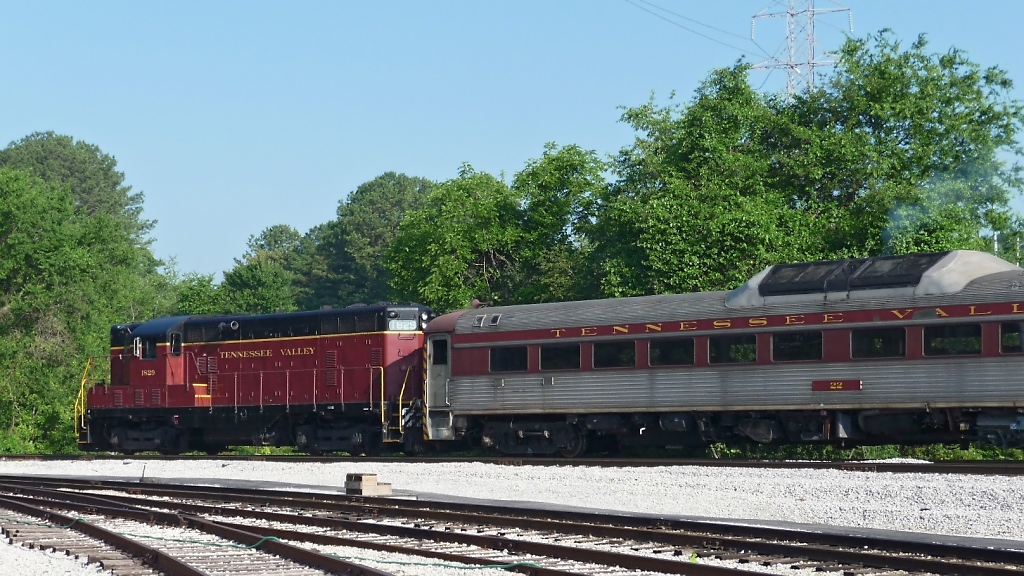 Die EMD GP-7, #1829, rangiert mit einem Touristenzug der Tennessee Valley Railroad (Chattanooga, 30.5.09).