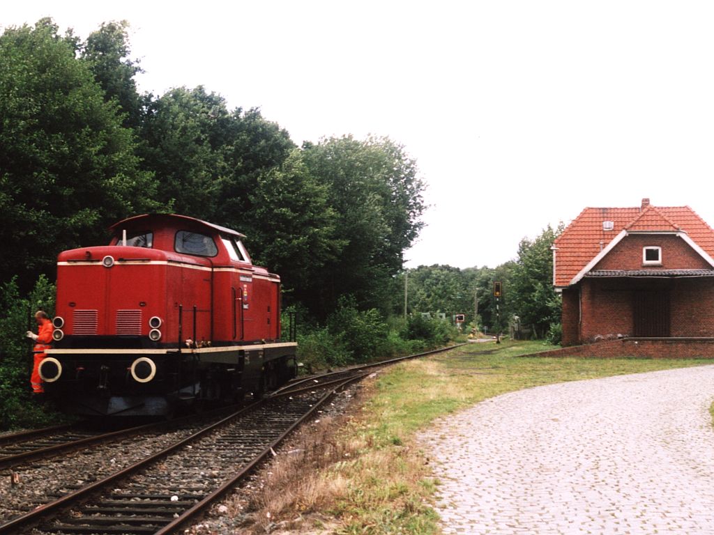 Die Emsland II der Emslndische Eisenbahn GmbH rangiert auf Bahnhof Ramsloh am 19-8-2004. Bild und scan: Date Jan de Vries.