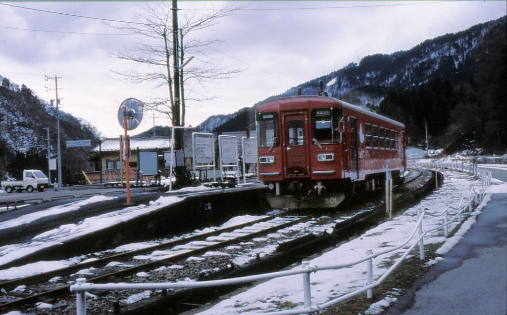 Die Endstation kommt ganz pltzlich; wie fast alle Linien in die zentralen Bergtler htten sie durch Pass-Strecken oder Scheiteltunnel mit Linien auf der anderen Seite der Berge verbunden werden sollen. Einige wurden gebaut und schreiben heute tiefrote Zahlen. Die Nagaragawa-Strecke endet in der Dsternis von Hokun, wo Wagen 301 steht; 18.Februar 2007. 