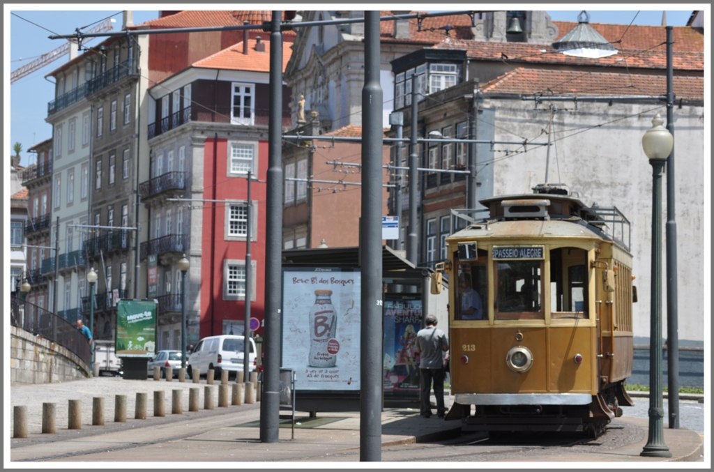 Die Endstation der Linie 1 entlang des Douro heisst in der Stadt Infante und befindet sich unmittelbar neben dem Ribeira Quartier  der Flaniermeile mit ihren vielen Restaurants. (14.05.2011)