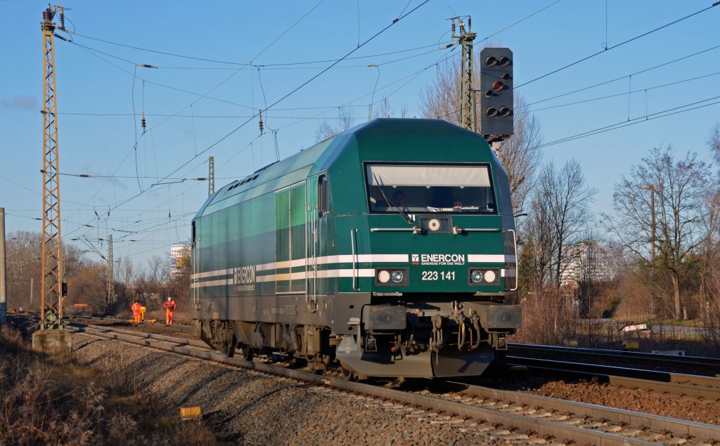Die Enercon-Lok 223 141 fuhr am 06.01.12 Lz durch Leipzig-Thekla Richtung Engelsdorf Rbf.