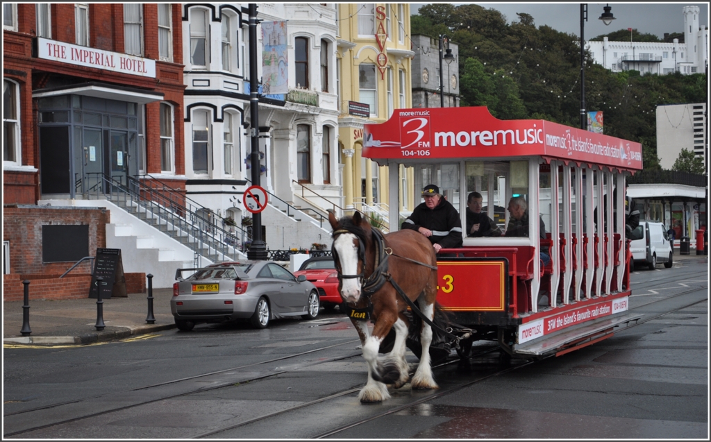 Die Englnder sind bekannt fr ihre Traditionen. So ist auch die Isle of Man in der irischen See nicht nur bekannt fr seine alljhrlichen Motorradrennen, sondern auch fr seine verschiedenen schienengebundenen Transportmittel. In Douglas, der Inselhauptstadt, verbindet das Horsetram seit 1876 den Fhrhafen mit Derby Castle entlang der etwa drei Kilometer langen Bucht. In Derby Castle beginnt das berlandtram nach Norden. (10.08.2011)