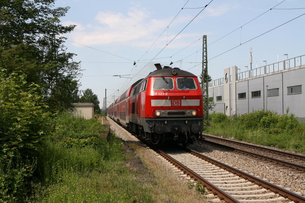 Die Erprobungstrgerin der BR 218 fr LED-Beleuchtung, 218 423-2 fhrt mit einem RE nach Mhldorf am 20.05.11 durch den Bahnhof Poing.