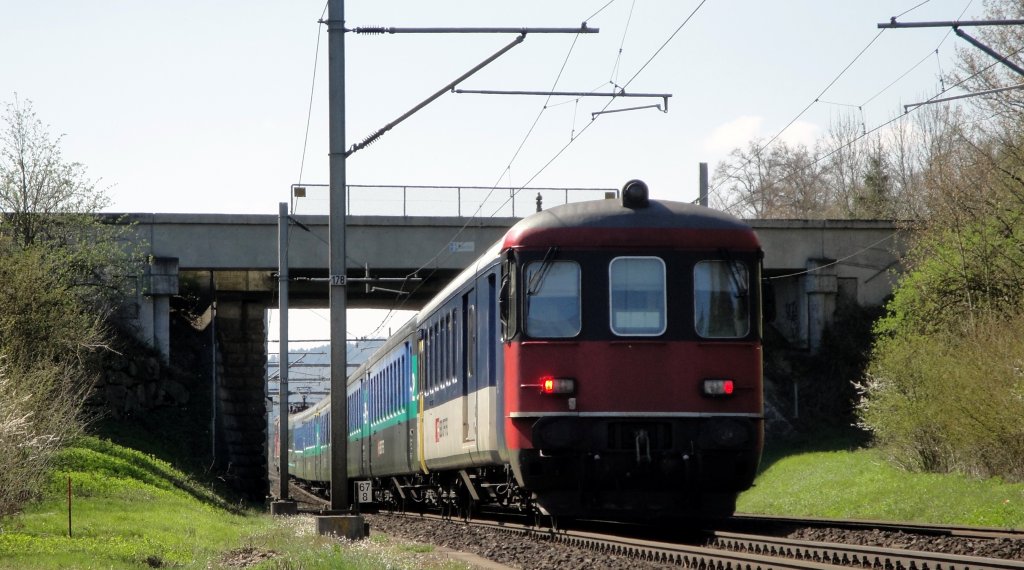 Die Ersatzkomposition fr den RE Olten-Luzern mit dem BDt 50 85 85-33 984-4 am Schluss macht am 08.04.11 eine Leerfahrt zurck nach Olten. (Aufnahmeort: nrdlich von Sursee)