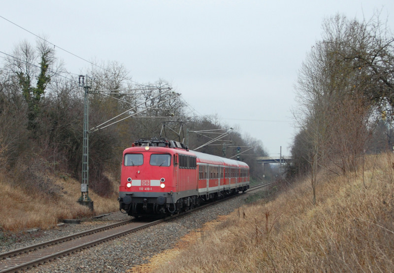 Die erst k�rzlich aus Dortmund heimgekehrte Stuttgarter 110 418-1 konnte ich am 27.12.2011 auf der kleinen Murrbahn ablichten, als sie mit RB 13917 soeben das Esig von Marbach passiert hat.