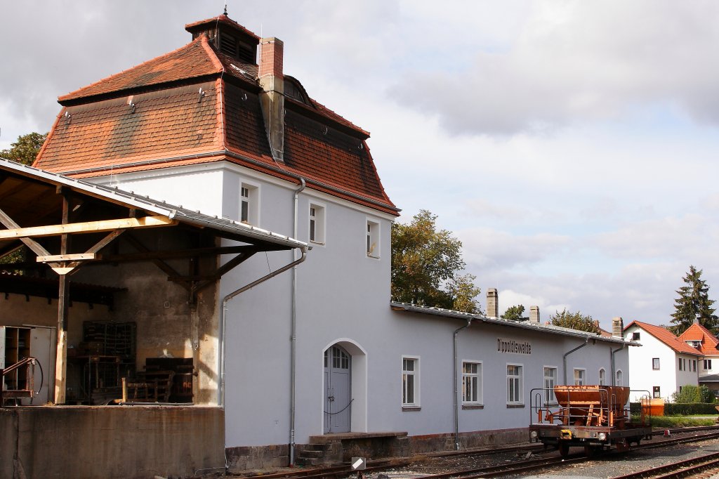 Die erst krzlich restaurierte Gterabfertigung im Bahnhof Dippoldiswalde, aufgenommen am 07.10.2011.