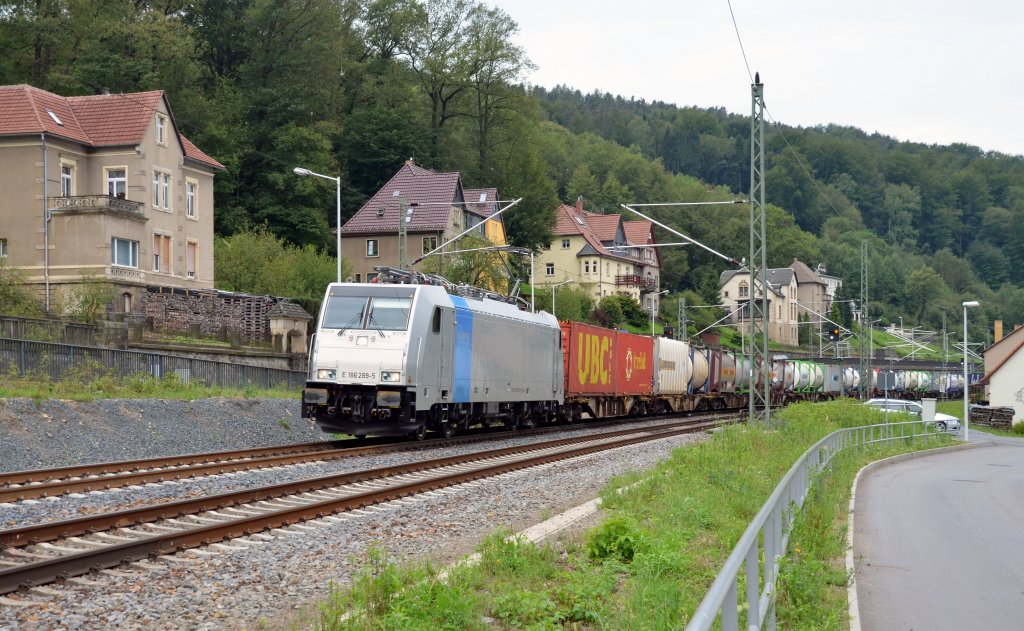 Die erst seit kurzer Zeit bei Metrans im Einsatz befindliche 186 289 bespannte am 03.07.13 einen Containerzug durch Knigstein Richtung Decin. 