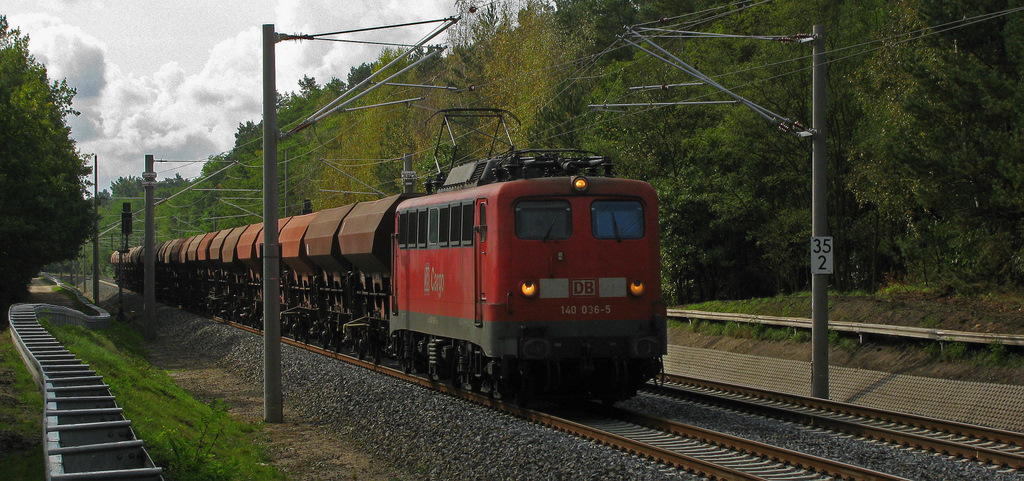 Die erste Begegnung mit einem Gterzug am 07.10.2011 war mit 140 036. Diese bespannte den 62260 von Senftenberg nach Berlin Nordost und passierte Bestensee um 13:01.