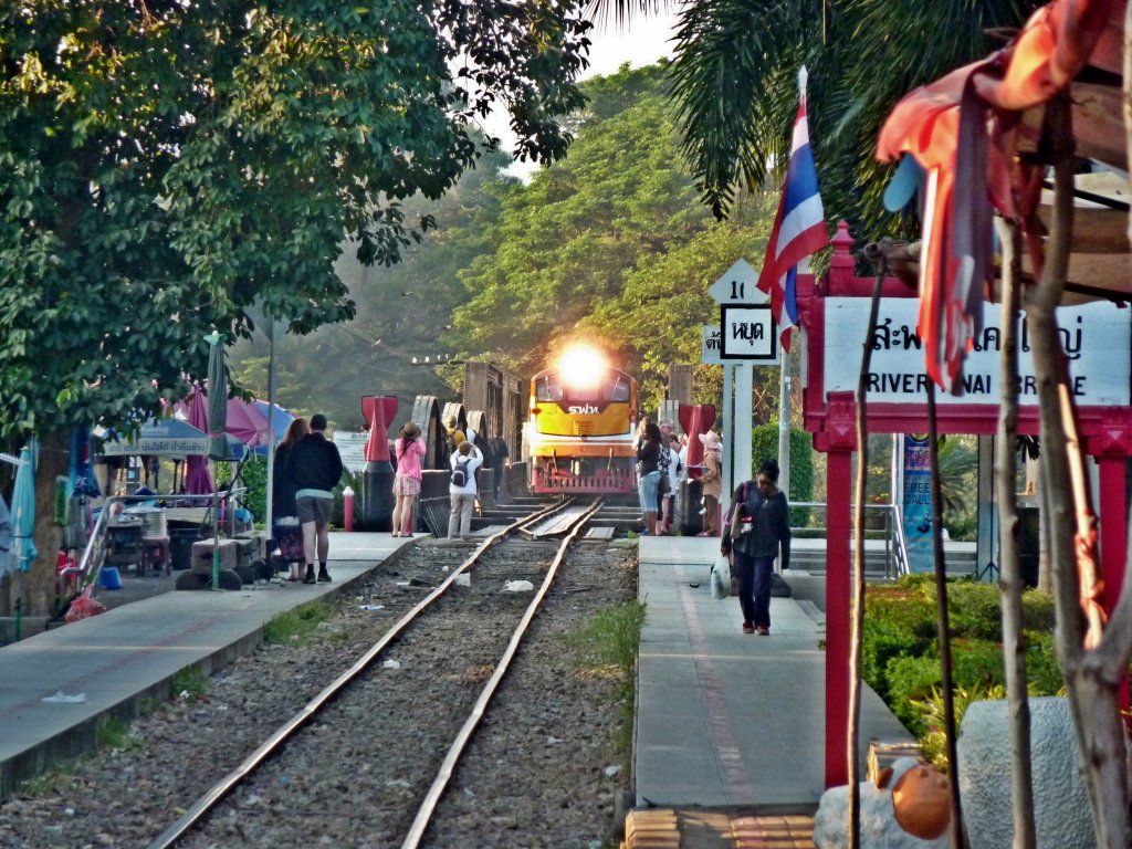 Die erste Etappe meiner 32-Stunden Bahnfahrt von River Kwai Bridge nach Ipoh (Malaysia) fhrt mich am 13.01.2013 mit diesem Zug nach Nong Pladuk Junction.