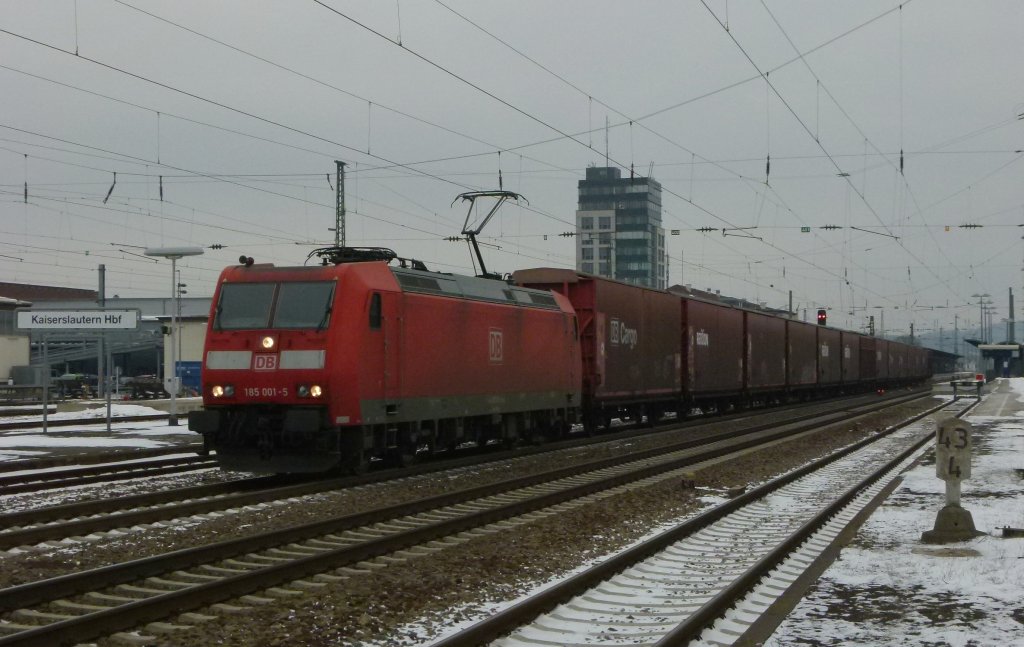 Die erste ihrer Art. 185 001-5 ist mit dem Opelzug am 09.02.2012 in Kaiserslautern