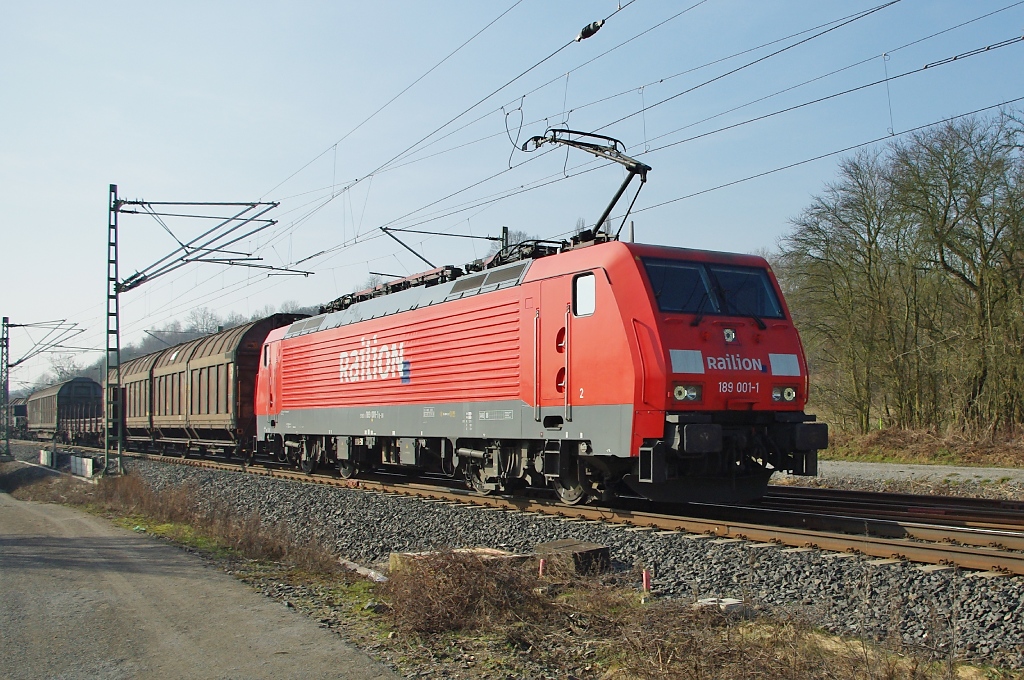 Die erste ihrer Art: 189 001-1 mit gem. Gz in Fahrtrichtung Norden. Aufgenommen am 02.03.2011 an der Nordeinfahrt nach Eschwege.