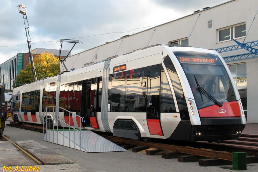 Die erste ffentliche Presentation des Niederflur-Straenbahn-Prototyp SOLARIS  Tramino , Gdańsk Eisenbahn-Messe  Trako , 15.10.2009