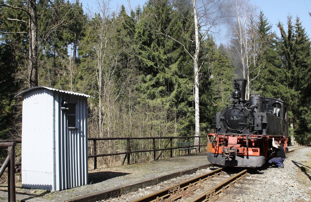 Die erste Probefahrt von 99 568 nach der Kessel HU am 17.04.2010. Hier bei der Lagerkontrolle am Hp Loreleifelsen.
