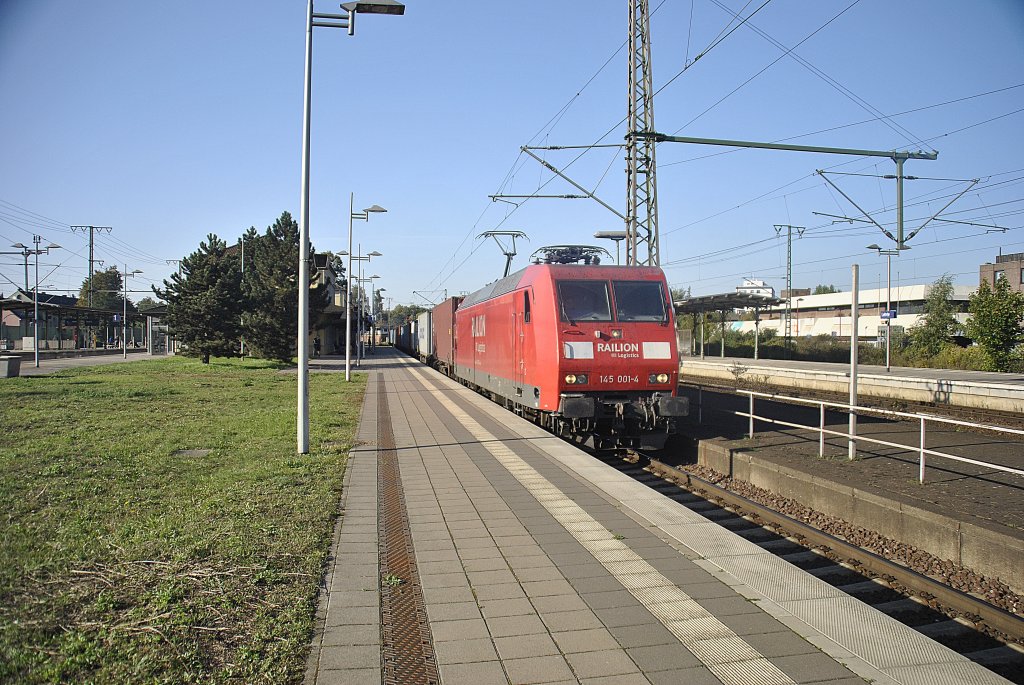 Die erste Serienmaschine, der Baureihe 145 001-1 in Lehrte, am 09.10.2010 mit Conatinerzug.
