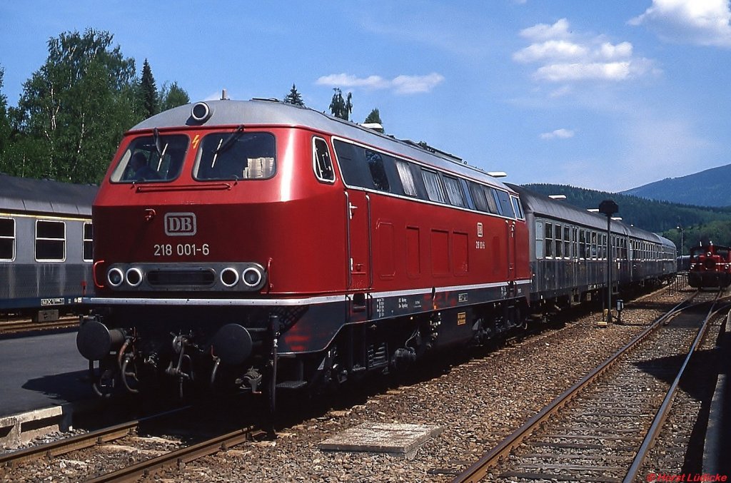 Die erste von über 400: 218 001-6 im Mai 1979 im Bahnhof Zwiesel